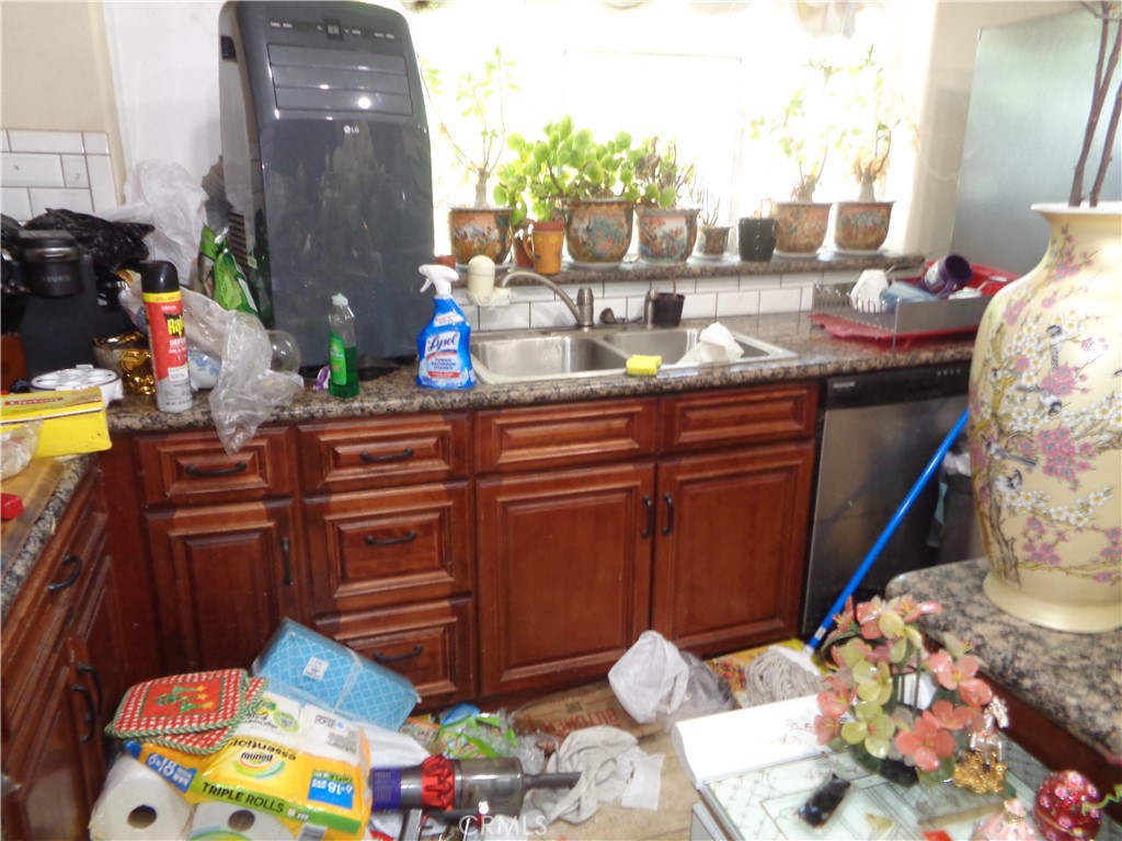 https://media.crmls.org/medias/46bc8a47-cbd8-43c7-92ab-9fd86d07df17.jpg?preset=X-Large