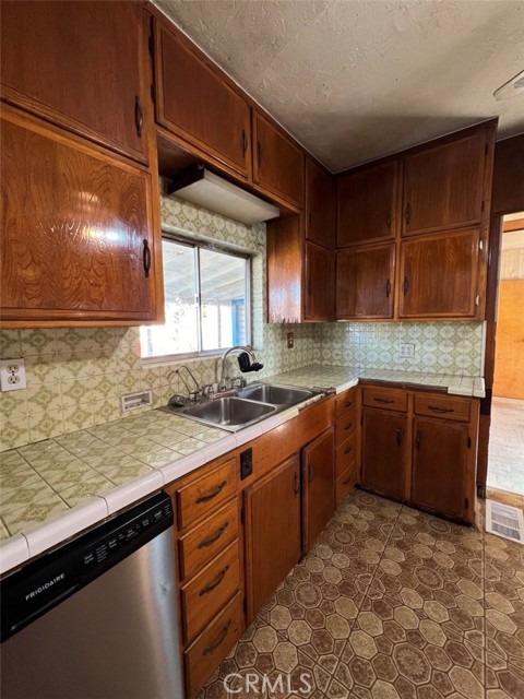 615 Decatur Street, Bakersfield, California 93308, 3 Bedrooms Bedrooms, ,2 BathroomsBathrooms,Single Family Residence,For Sale,Decatur,FR25050800