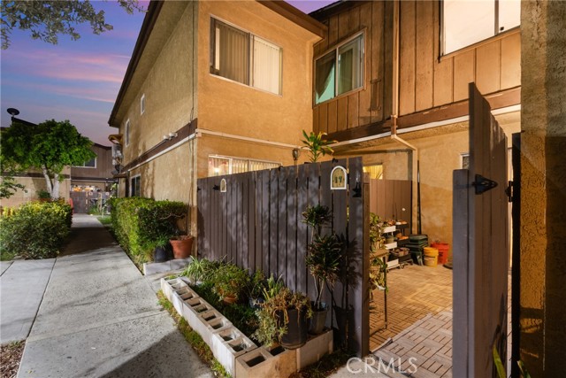 Detail Gallery Image 1 of 27 For 7321 Lennox Ave #I7,  Van Nuys,  CA 91405 - 2 Beds | 2 Baths