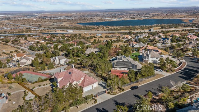 Detail Gallery Image 8 of 75 For 511 Sugar Loaf Dr, Palmdale,  CA 93551 - 4 Beds | 4 Baths