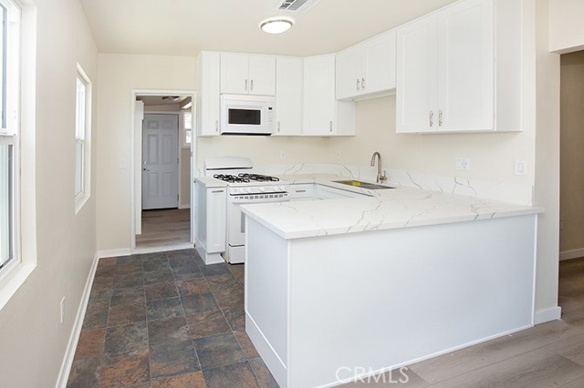10709 Sherman Place, Sun Valley CA: https://media.crmls.org/medias/46c59e3e-4d82-47cd-a8a9-5802da61f399.jpg