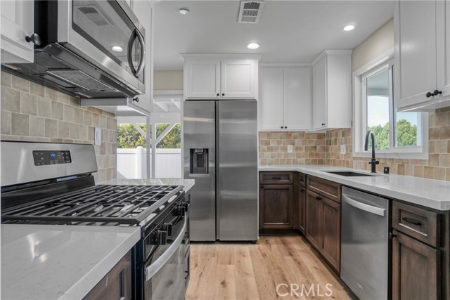 Detail Gallery Image 6 of 43 For 7909 Aldea Ave, Lake Balboa,  CA 91406 - 6 Beds | 5/2 Baths