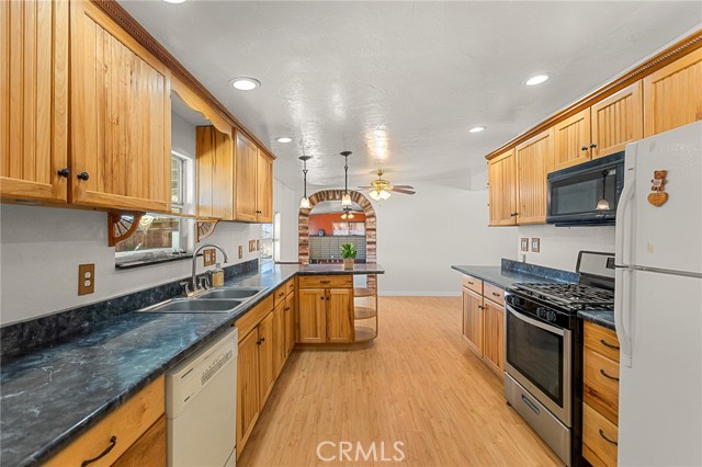 Detail Gallery Image 6 of 31 For 21103 Wigwam St, Apple Valley,  CA 92307 - 3 Beds | 1/1 Baths