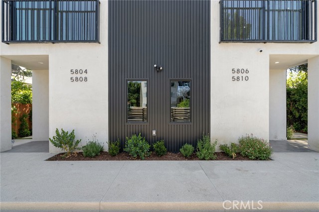 Detail Gallery Image 4 of 8 For 5806 Kester Ave, Sherman Oaks,  CA 91411 - 3 Beds | 3/1 Baths