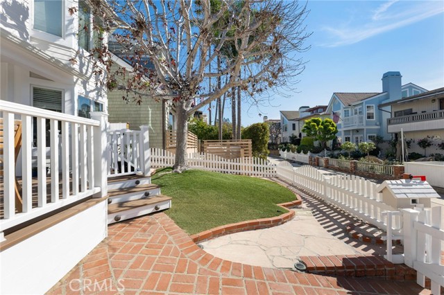 Detail Gallery Image 6 of 52 For 337 10th, Manhattan Beach,  CA 90266 - 5 Beds | 3/1 Baths