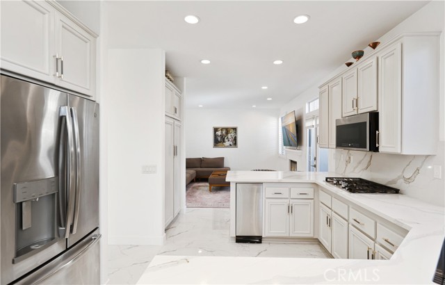 Detail Gallery Image 11 of 51 For 2421 E 16th #1,  Newport Beach,  CA 92663 - 4 Beds | 2/1 Baths