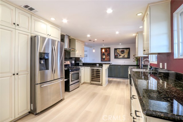 1236 E Highland CT
