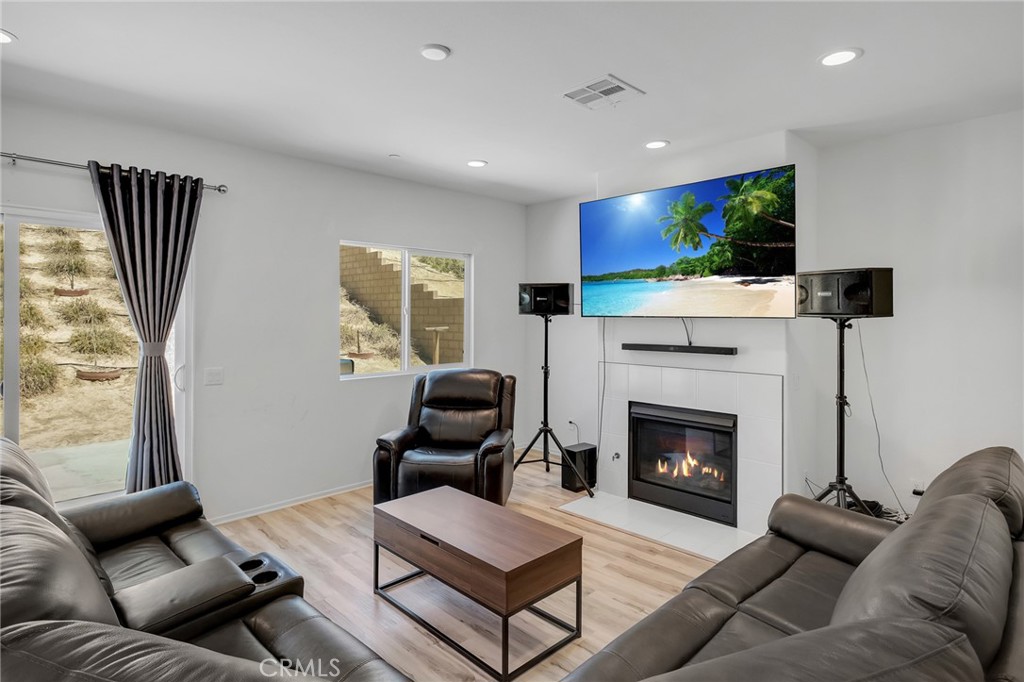 https://media.crmls.org/medias/46e3074e-2f5f-49a4-981f-12c0f063b14c.jpg?preset=X-Large