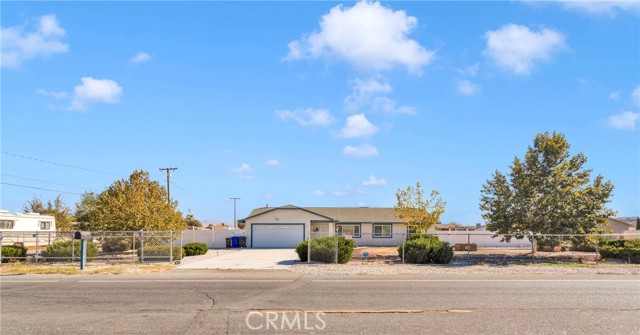 Detail Gallery Image 1 of 26 For 21055 Thunderbird Rd, Apple Valley,  CA 92307 - 3 Beds | 2 Baths