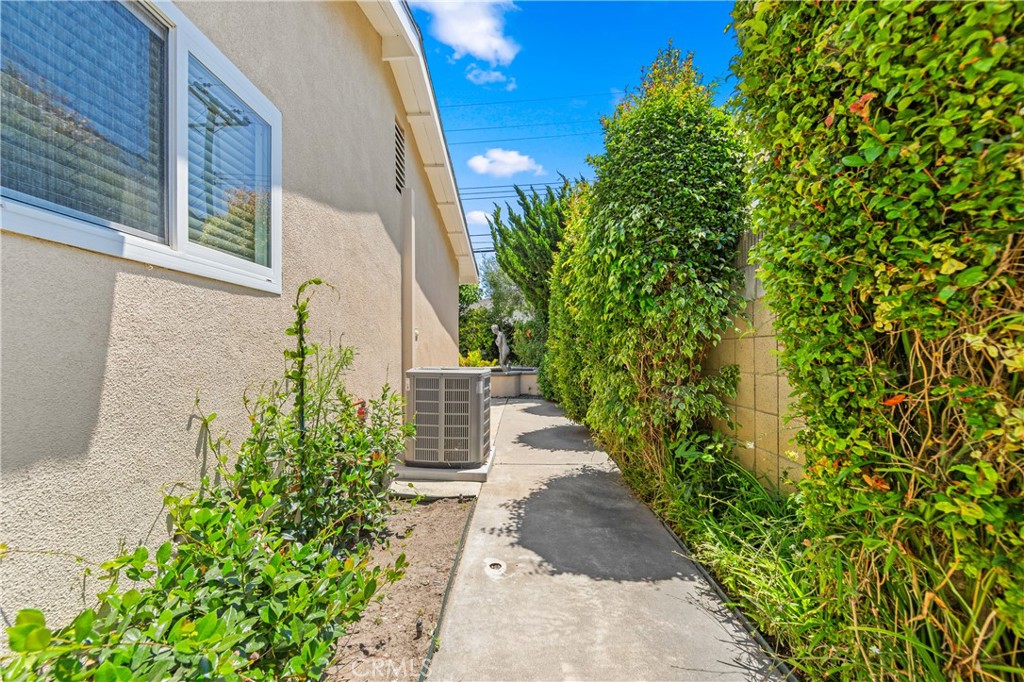 https://media.crmls.org/medias/46e4b84f-326f-42d3-8d10-4ab4378a4c4a.jpg?preset=X-Large