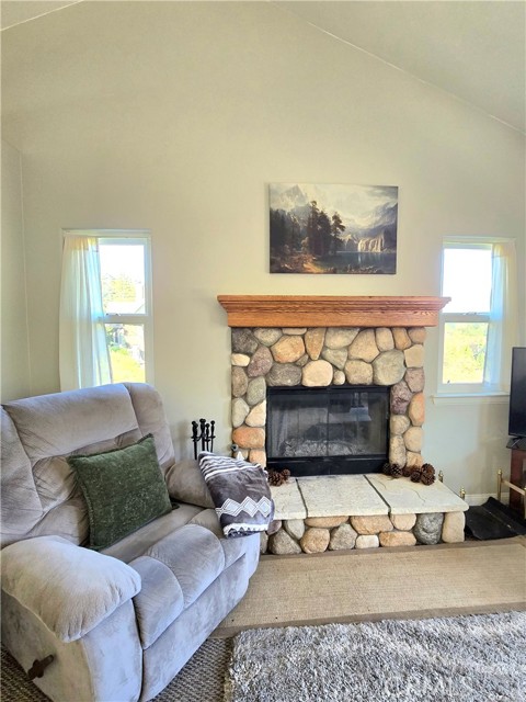 Detail Gallery Image 8 of 28 For 22337 Briarwood, Crestline,  CA 92325 - 4 Beds | 2/1 Baths