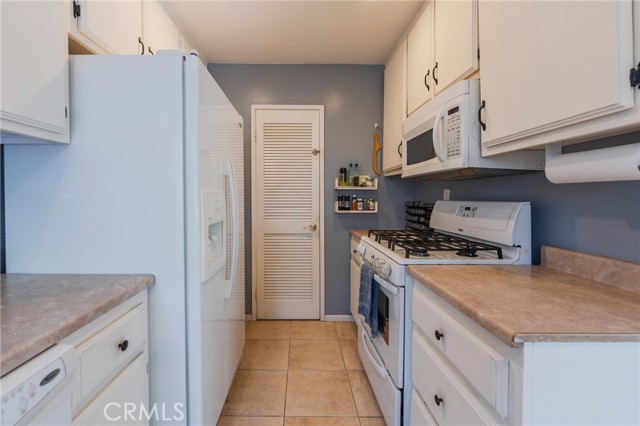 Detail Gallery Image 7 of 34 For 5835 Bowcroft St #2,  Los Angeles,  CA 90016 - 2 Beds | 1/1 Baths