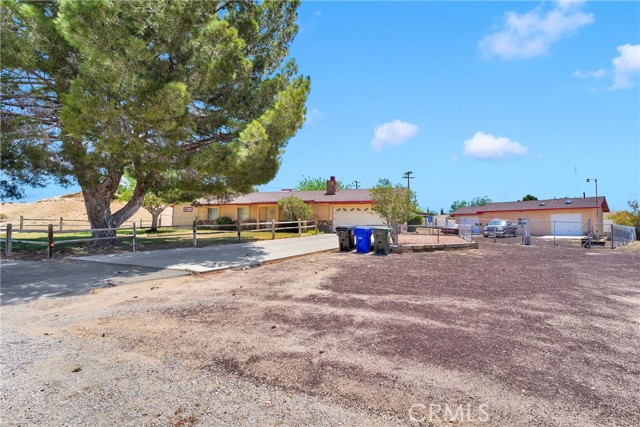 Detail Gallery Image 2 of 38 For 15869 Calandria Way, Victorville,  CA 92394 - 3 Beds | 2 Baths