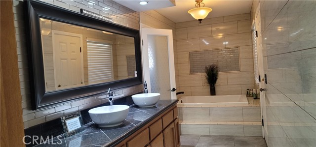 Detail Gallery Image 6 of 9 For 19786 Symeron Rd, Apple Valley,  CA 92307 - 7 Beds | 5/1 Baths