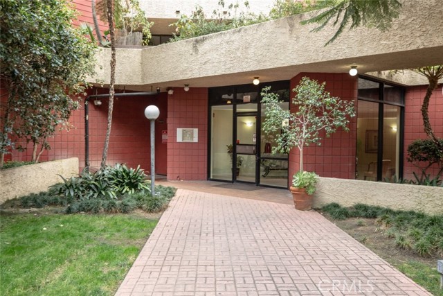 Detail Gallery Image 4 of 19 For 3961 via Marisol #223,  Los Angeles,  CA 90042 - 2 Beds | 2 Baths