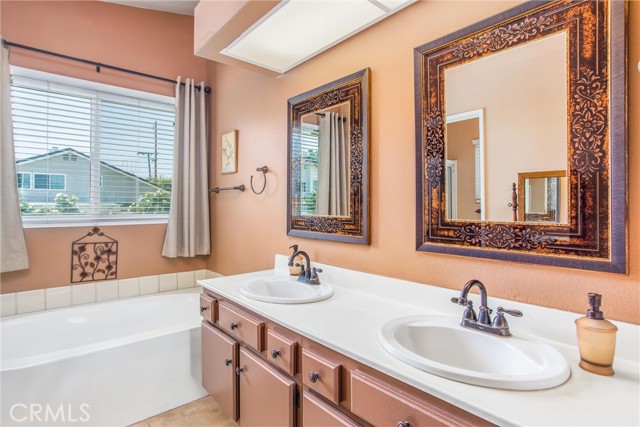100 Waters Court, Redlands CA: https://media.crmls.org/medias/46fa2346-e61b-4ee5-8fca-4ae842e16b91.jpg