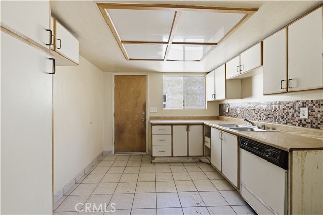 1700 E Avenue Q14, Palmdale CA: https://media.crmls.org/medias/46ffbc68-34ee-468b-87af-06b1de745d5d.jpg