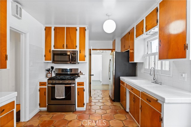 1031 Termino Avenue, Long Beach CA: https://media.crmls.org/medias/47011549-701a-4bfd-b763-37ce15a80654.jpg