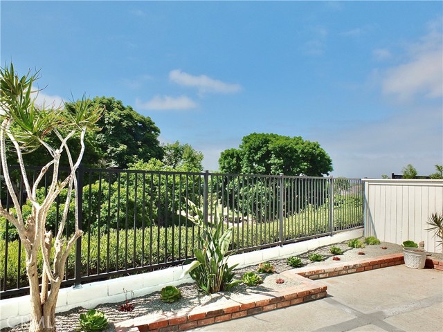 35 Bawley Street, Laguna Niguel CA: https://media.crmls.org/medias/4704efd8-2c86-469c-9cb3-4e98e3272352.jpg