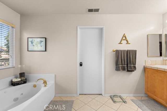 11868 Bunker Hill Drive, Rancho Cucamonga CA: https://media.crmls.org/medias/4705b10e-17d1-4c4f-afbc-88de8a170f16.jpg