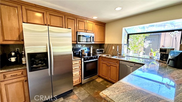 Detail Gallery Image 10 of 30 For 9763 Reseda Bld #81,  Northridge,  CA 91324 - 2 Beds | 2/1 Baths