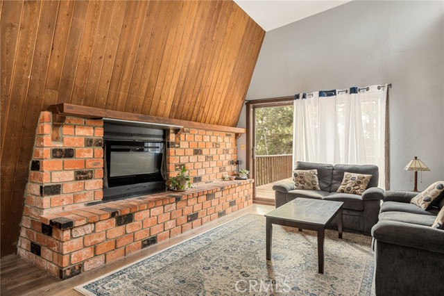 Detail Gallery Image 9 of 39 For 30941 Glen Oak, Running Springs,  CA 92382 - 3 Beds | 2 Baths