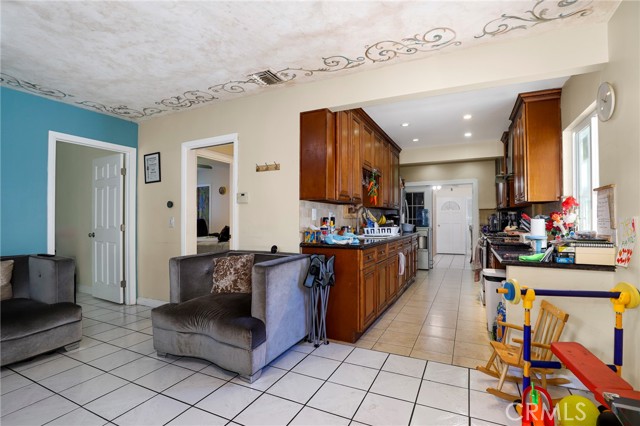 7545 White Oak Avenue, Reseda CA: https://media.crmls.org/medias/47061eb3-eca2-4c33-8b41-fc7e41ffc49c.jpg