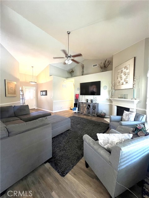 Detail Gallery Image 4 of 23 For 3205 N Dee Ann Ave, Fresno,  CA 93727 - 4 Beds | 2/1 Baths