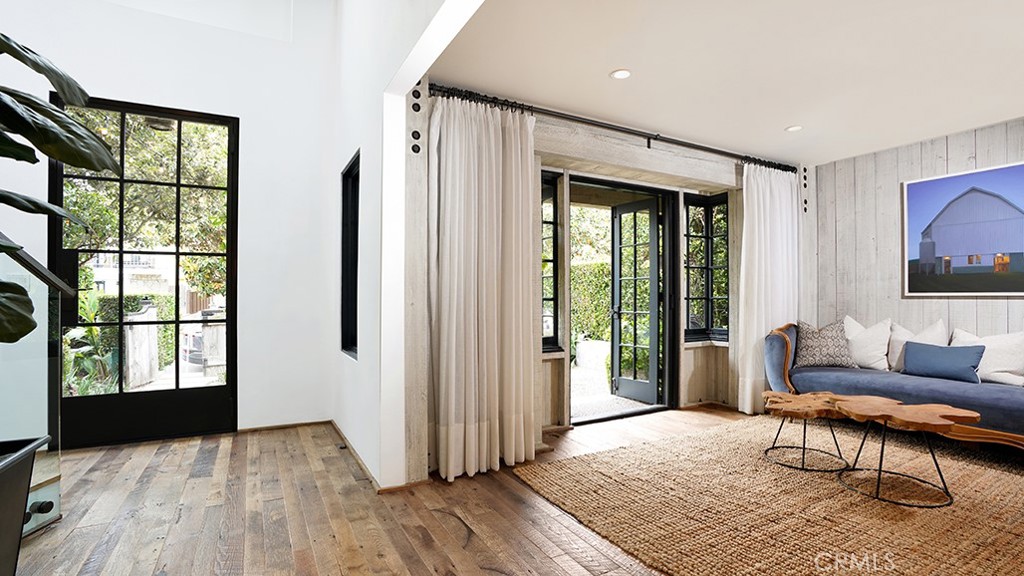 MLS #OC25127533 img 3