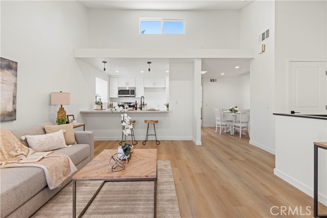 11107 Arminta Street, Sun Valley CA: https://media.crmls.org/medias/470d9a21-de3e-4ce4-baf6-7e3d2450f3df.jpg