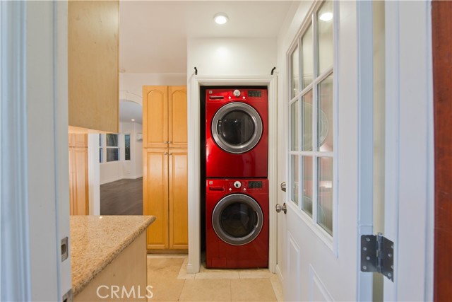 Detail Gallery Image 10 of 37 For 12413 Westminster Ave, Los Angeles,  CA 90066 - 6 Beds | 5 Baths