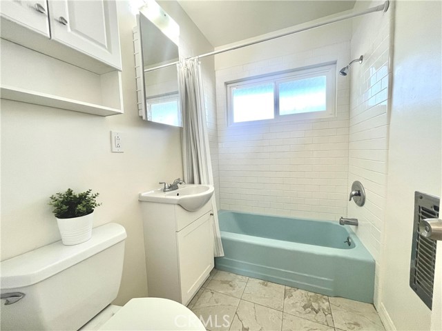 Detail Gallery Image 15 of 27 For 2005 18th Street #B,  Santa Monica,  CA 90404 - 2 Beds | 1 Baths