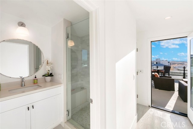 417 E Bay, Newport Beach CA: https://media.crmls.org/medias/4711f74e-a9d7-452e-bf25-c119c31c42f8.jpg