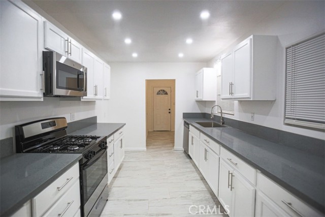 Detail Gallery Image 5 of 31 For 697 E 21st, San Bernardino,  CA 92404 - 5 Beds | 3 Baths