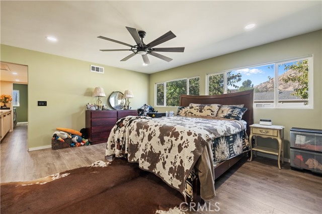 Detail Gallery Image 16 of 44 For 28975 Lotusgarden, Canyon Country,  CA 91387 - 4 Beds | 3 Baths