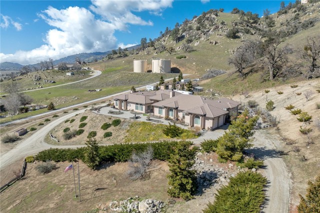 Detail Gallery Image 4 of 75 For 26551 Cumberland Rd, Tehachapi,  CA 93561 - 5 Beds | 6/1 Baths