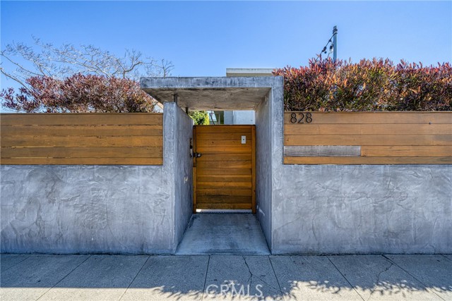828 Indiana Avenue, Venice CA: https://media.crmls.org/medias/47182d22-c0cc-406b-a537-6779a6132311.jpg