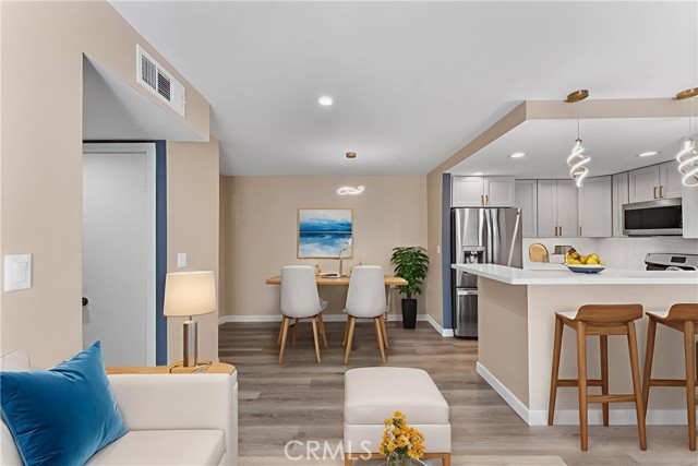 Detail Gallery Image 3 of 48 For 15511 Sherman Way #1,  Van Nuys,  CA 91406 - 2 Beds | 2 Baths