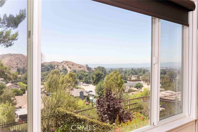 10266 Horsehaven Street, Sun Valley CA: https://media.crmls.org/medias/4718fd78-c51d-4d77-bb4e-9b752b605b34.jpg