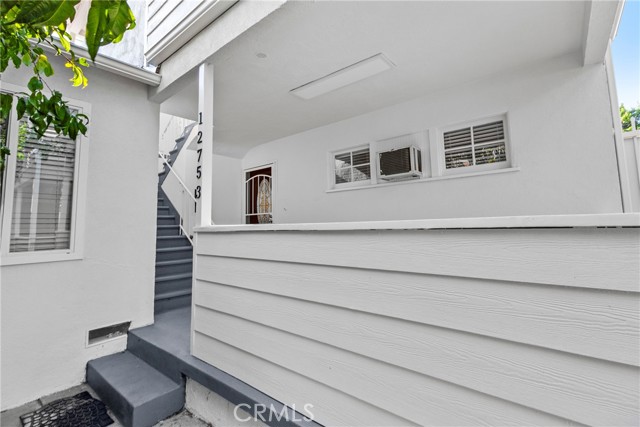 12753 Oxnard St, North Hollywood CA: https://media.crmls.org/medias/471ae51a-94ec-4b22-97cb-f02ee01b089b.jpg