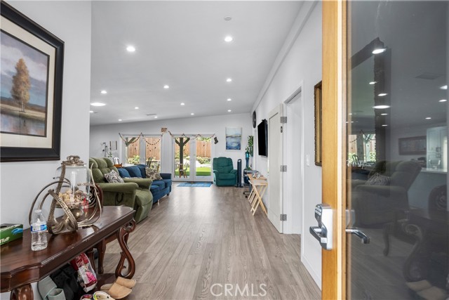 Detail Gallery Image 5 of 44 For 9600 Amboy Ave, Pacoima,  CA 91331 - 7 Beds | 6 Baths
