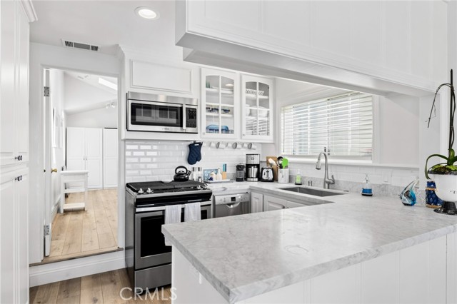 2915 Rounsevel, Laguna Beach CA: https://media.crmls.org/medias/472149eb-5181-43b0-a0ef-2879380a9f32.jpg