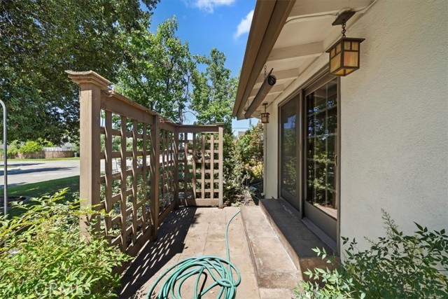 901 E Walnut Avenue, Glendora CA: https://media.crmls.org/medias/47229132-3aad-471d-9319-7617e8c456b2.jpg