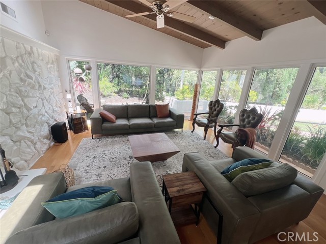 Detail Gallery Image 8 of 15 For 9466 Hidden Valley Pl, Beverly Hills,  CA 90210 - 3 Beds | 3 Baths