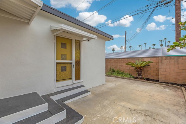 Great Sitting area or BBQ area since close to kitchen