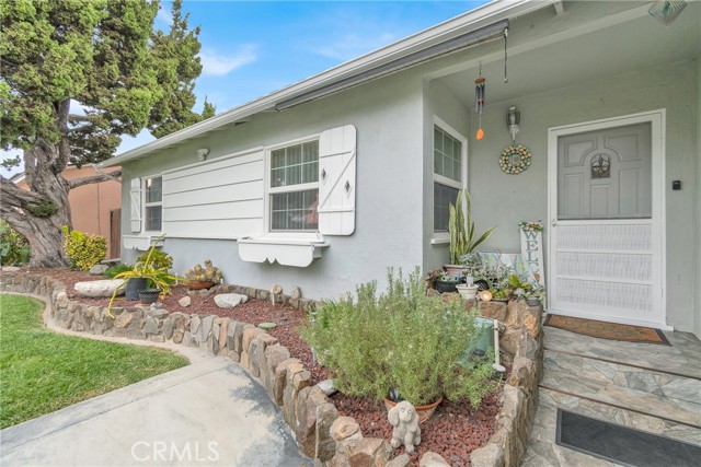 Detail Gallery Image 5 of 43 For 2501 Deodar St, Santa Ana,  CA 92705 - 3 Beds | 2 Baths