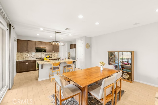 7169 Logsdon Drive, Eastvale CA: https://media.crmls.org/medias/472bea21-0ee2-41f7-b1d2-1e7f988ad24a.jpg
