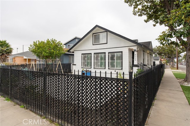 8924 Towne Avenue, Los Angeles CA: https://media.crmls.org/medias/472c93b2-141f-4db1-87c9-17ae8da54393.jpg