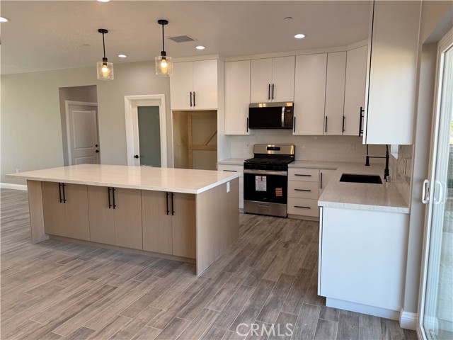 Detail Gallery Image 5 of 18 For 11182 Caribou Ave, Apple Valley,  CA 92307 - 4 Beds | 2 Baths