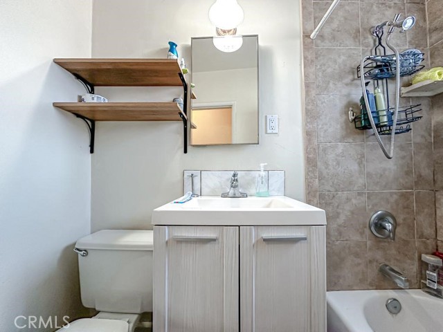 3915 E 11th Street, Long Beach CA: https://media.crmls.org/medias/4730f341-8581-4c1f-beea-6bb8b3a6eaa9.jpg